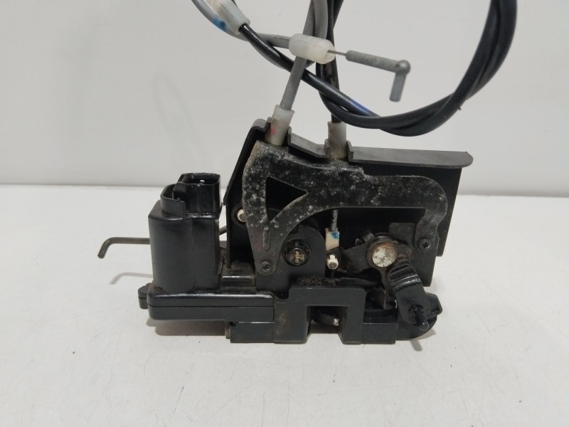 Recambio de cerradura puerta trasera izquierda para ssangyong rodius i 2.7 xdi referencia OEM IAM 7131021004  