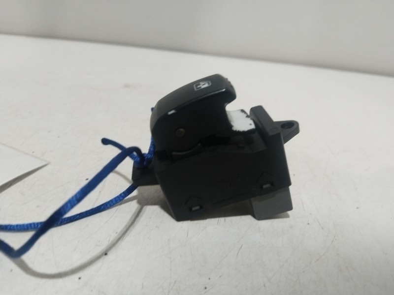 Recambio de mando elevalunas trasero izquierdo para ssangyong rodius i 2.7 xdi referencia OEM IAM 8584021000HBJ  