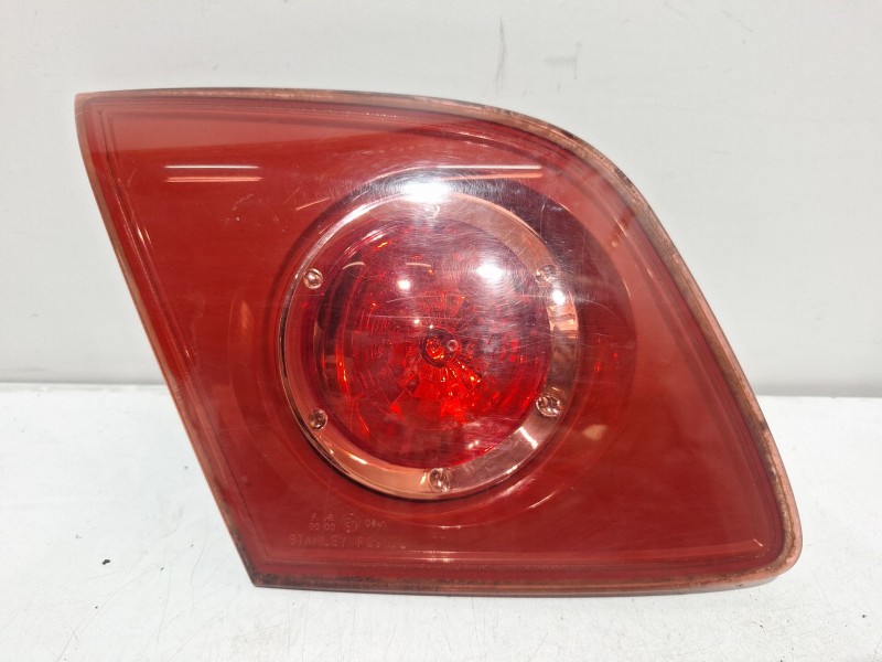 Recambio de piloto porton trasero izquierdo para mazda 3 (bk) 1.6 (bk14) referencia OEM IAM P2913L  