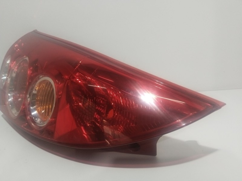 Recambio de piloto trasero izquierdo para mazda premacy (cp) 2.0 td referencia OEM IAM 22061961  