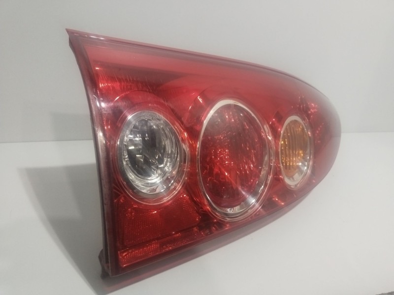 Recambio de piloto trasero izquierdo para mazda premacy (cp) 2.0 td referencia OEM IAM 22061961  