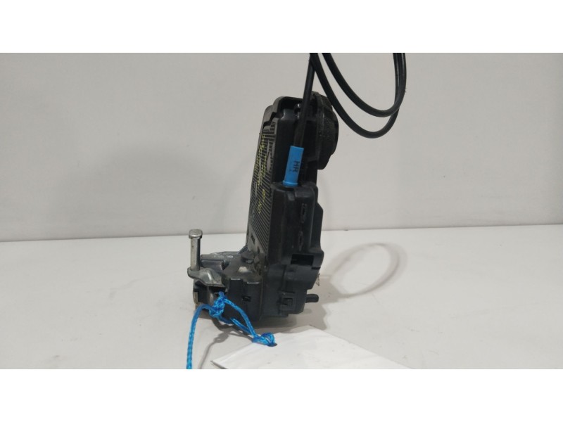 Recambio de cerradura puerta trasera derecha para toyota auris active referencia OEM IAM A046693  