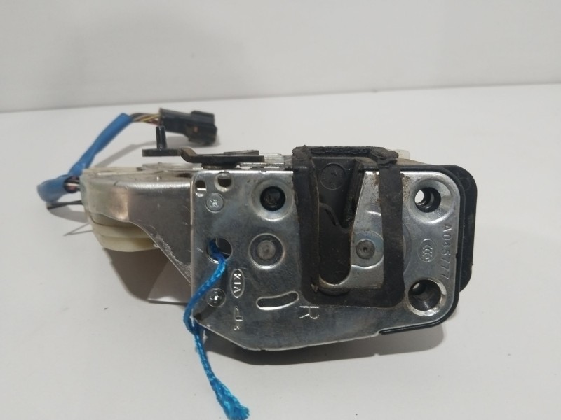 Recambio de cerradura puerta trasera derecha para kia sorento 2.5 crdi active referencia OEM IAM A045777  