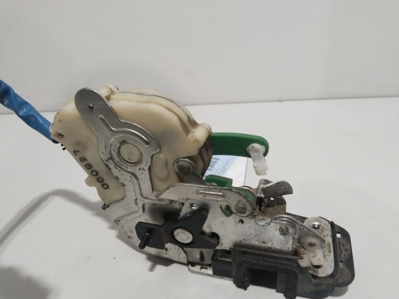 Recambio de cerradura puerta trasera derecha para kia sorento 2.5 crdi active referencia OEM IAM A045777  