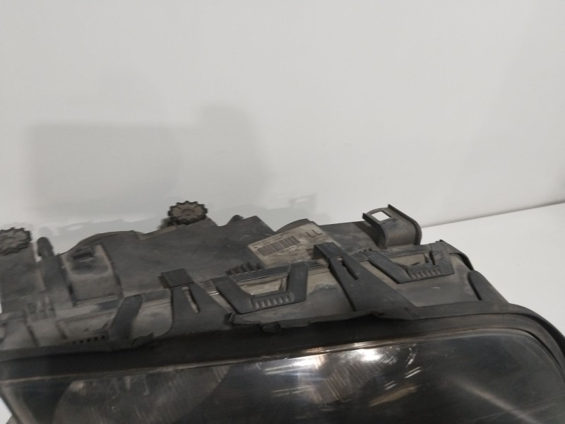 Recambio de faro derecho para bmw serie 3 berlina (e46) 320d referencia OEM IAM 63127165770  