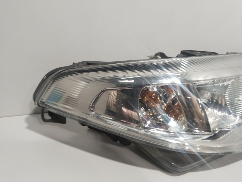 Recambio de faro derecho para renault laguna (b56) 1.6 16v rt referencia OEM IAM 7701047881  