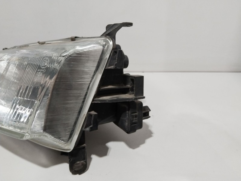 Recambio de faro izquierdo para opel vectra b berlina 1.8 16v referencia OEM IAM 88204968  