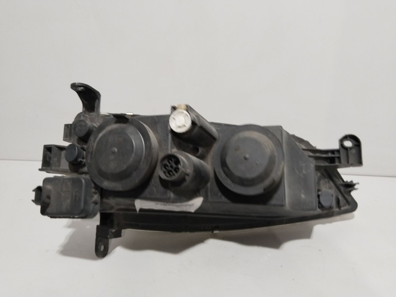 Recambio de faro izquierdo para opel vectra b berlina 1.8 16v referencia OEM IAM 88204968  