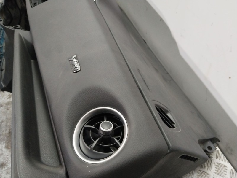 Recambio de salpicadero para toyota yaris hybrid active referencia OEM IAM 553020D180C1 553030D150C1 739600D112