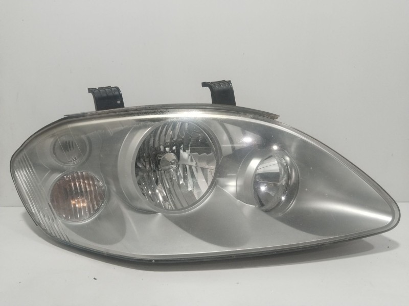 Recambio de faro derecho para ssangyong rodius i 2.7 xdi referencia OEM IAM 8310221205  