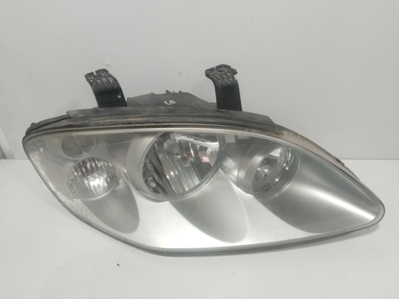 Recambio de faro derecho para ssangyong rodius i 2.7 xdi referencia OEM IAM 8310221205  