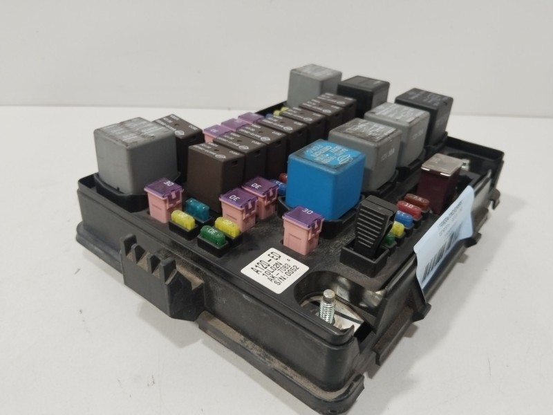 Recambio de caja reles / fusibles para ssangyong rodius i 2.7 xdi referencia OEM IAM 8211021000  