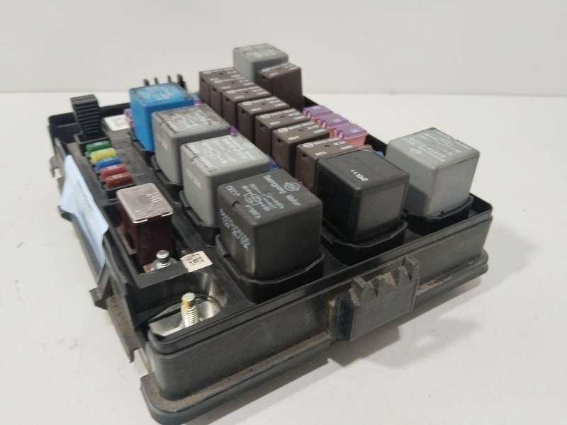 Recambio de caja reles / fusibles para ssangyong rodius i 2.7 xdi referencia OEM IAM 8211021000  