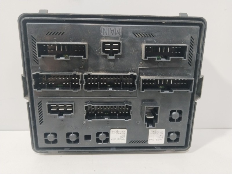 Recambio de caja reles / fusibles para ssangyong rodius i 2.7 xdi referencia OEM IAM 8211021000  