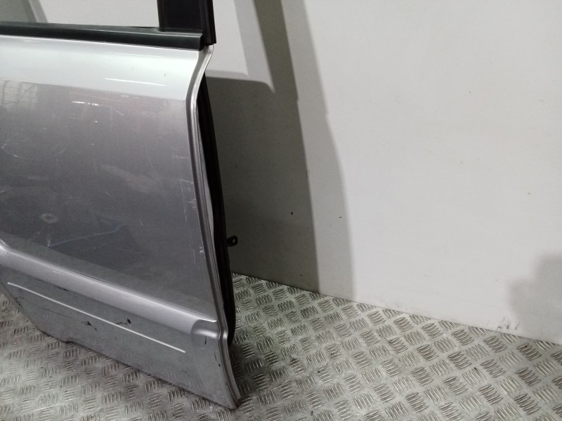 Recambio de puerta trasera derecha para kia sorento 2.5 crdi active referencia OEM IAM 770043E100 PLATA 