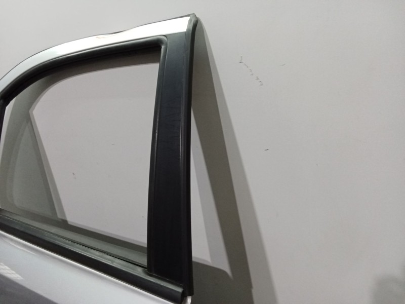 Recambio de puerta trasera derecha para kia sorento 2.5 crdi active referencia OEM IAM 770043E100 PLATA 