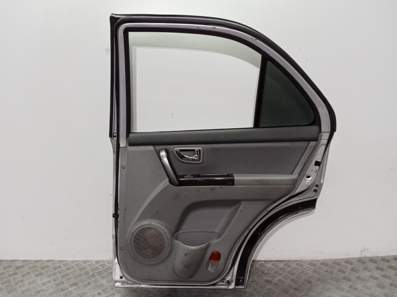 Recambio de puerta trasera derecha para kia sorento 2.5 crdi active referencia OEM IAM 770043E100 PLATA 