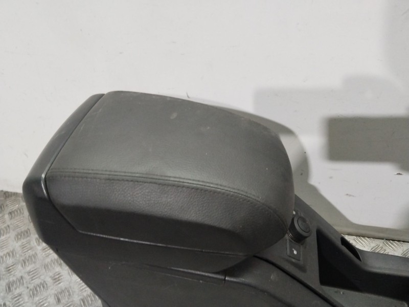 Recambio de apoyabrazos central para opel antara a (l07) 2.0 cdti 4x4 referencia OEM IAM 4813627  