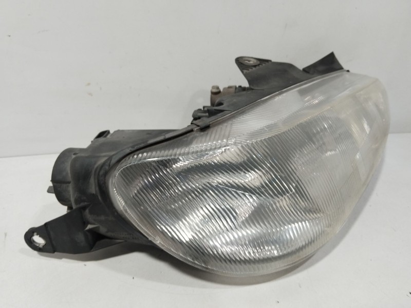 Recambio de faro derecho para peugeot 406 (8b) 1.8 16v referencia OEM IAM 0301037022  