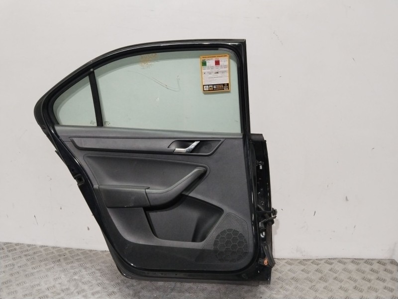 Recambio de puerta trasera izquierda para skoda rapid (nh3, nk3, nk6) 1.6 tdi referencia OEM IAM 5JA833051B  