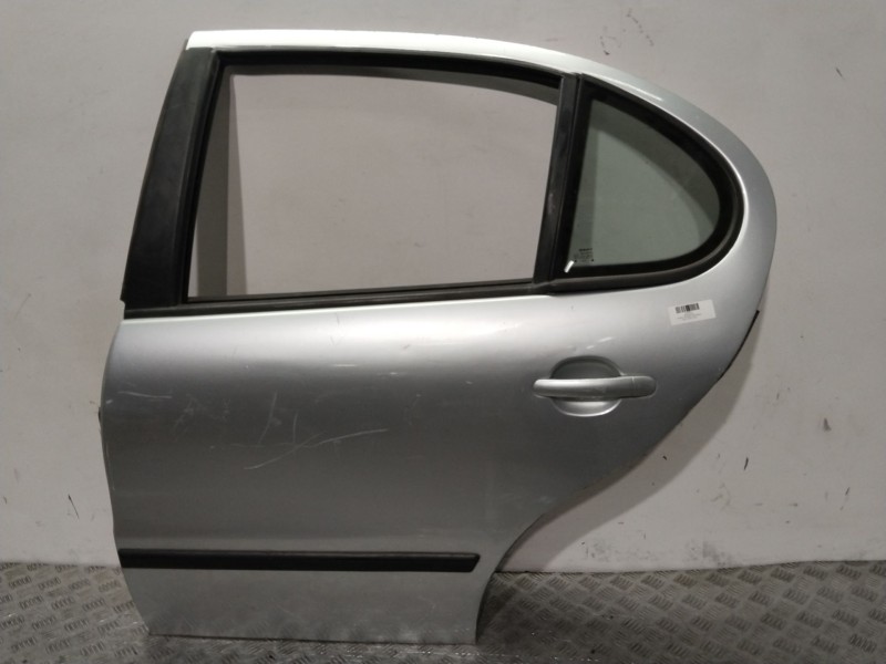 Recambio de puerta trasera izquierda para seat leon (1m1) 1.6 16 v referencia OEM IAM 1M0833055L  PLATA
