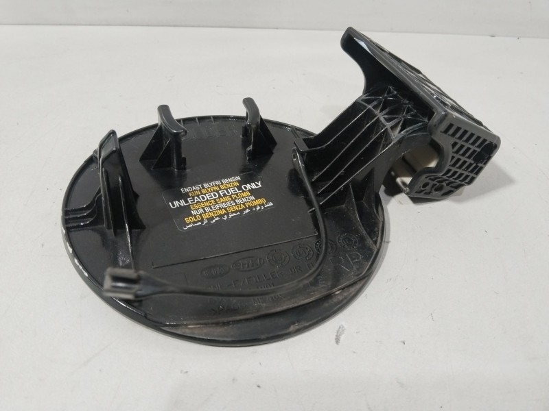 Recambio de tapa exterior combustible para kia carens iv 1.6 gdi referencia OEM IAM 69510A4001  