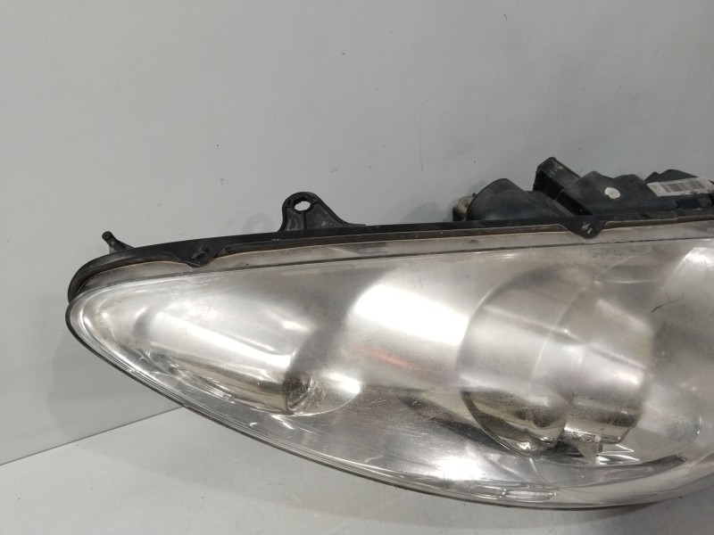 Recambio de faro derecho para peugeot 307 break (3e) 2.0 hdi 135 referencia OEM IAM 9681832280  