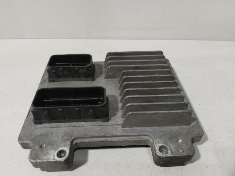 Recambio de centralita motor uce para opel astra j (p10) 1.6 (68) referencia OEM IAM 12634556  