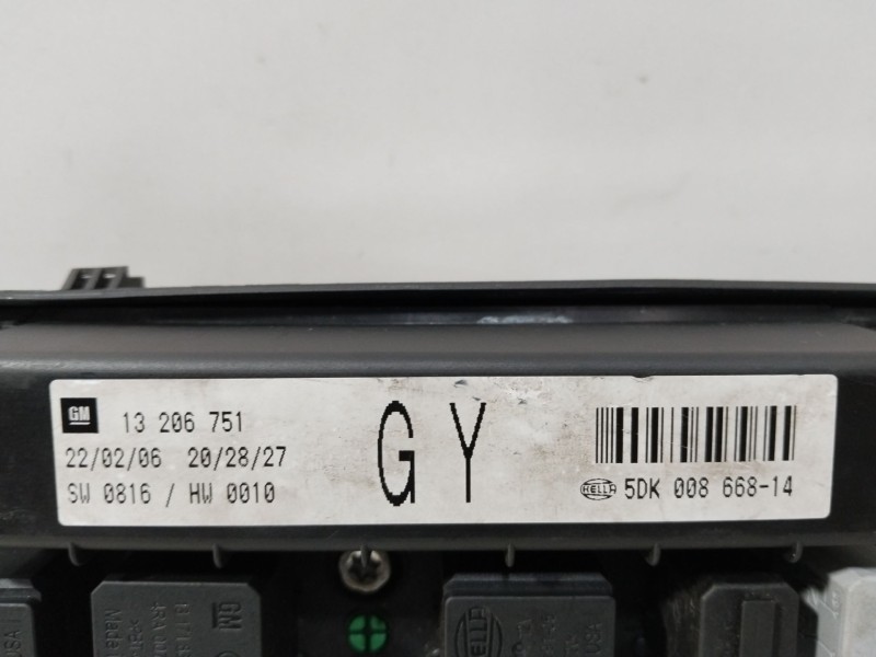 Recambio de caja reles / fusibles para opel astra h gtc (a04) 1.6 (l08) referencia OEM IAM 13206751  