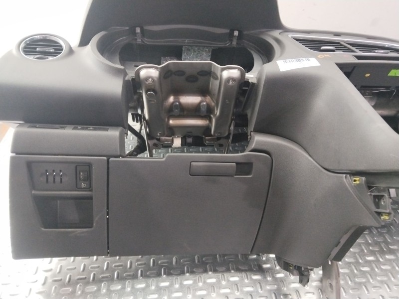 Recambio de salpicadero para peugeot 5008 (0u_, 0e_) 1.6 16v referencia OEM IAM 824782  