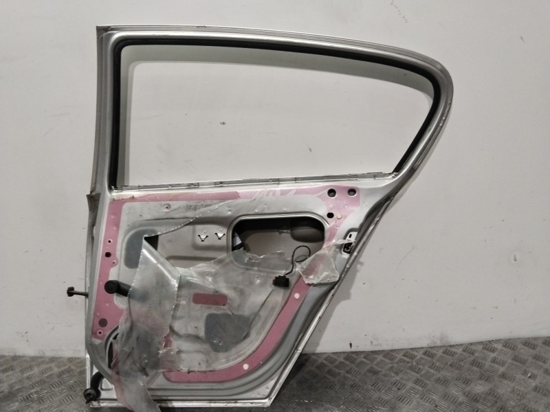 Recambio de puerta trasera derecha para opel astra h berlina cosmo referencia OEM IAM  PLATA 