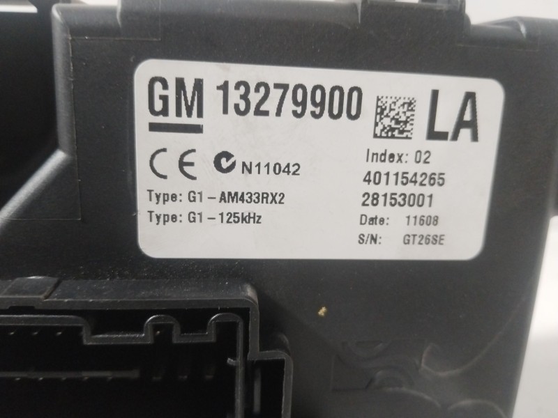Recambio de caja reles / fusibles para opel corsa d catch me referencia OEM IAM 13279900  