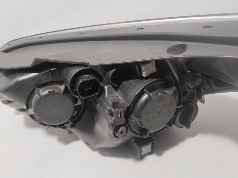 Recambio de faro derecho para kia ceed tourer (cd) 1.6 crdi 136 referencia OEM IAM 92102J7051  