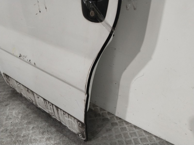 Recambio de puerta delantera izquierda para renault trafic furgón l1h1 2,7t referencia OEM IAM 7751472214  BLANCO