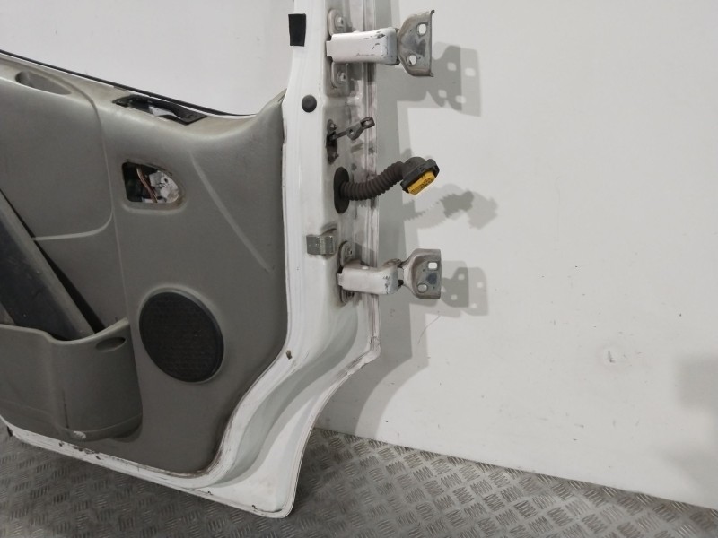 Recambio de puerta delantera izquierda para renault trafic furgón l1h1 2,7t referencia OEM IAM 7751472214  BLANCO