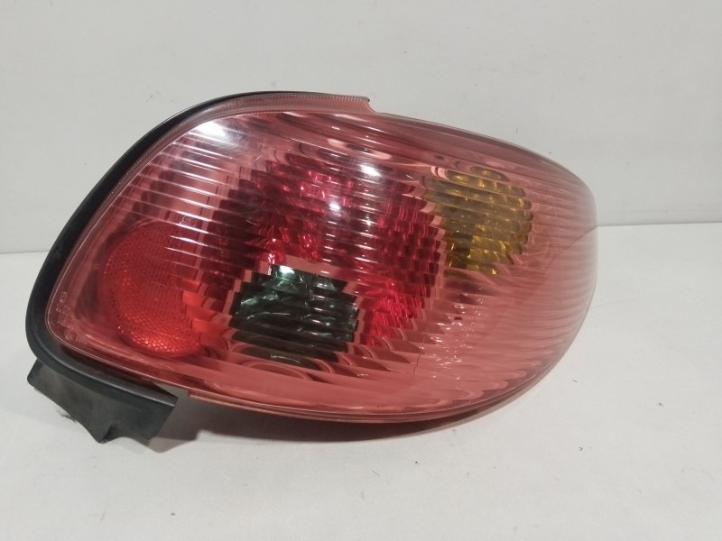 Recambio de piloto trasero derecho para peugeot 206 cc (2d) 1.6 referencia OEM IAM 6351S1  