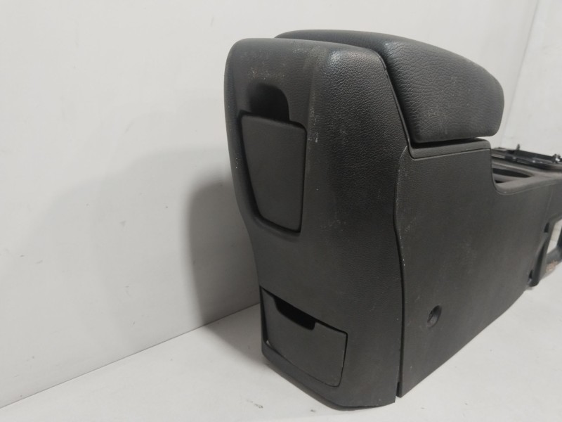 Recambio de apoyabrazos central para opel astra j (p10) 1.6 (68) referencia OEM IAM 13317404T  