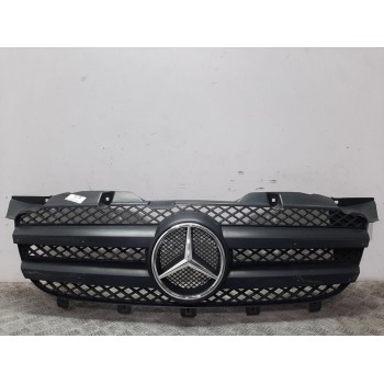 REJILLA DELANTERA A9068800385 NEGRO 