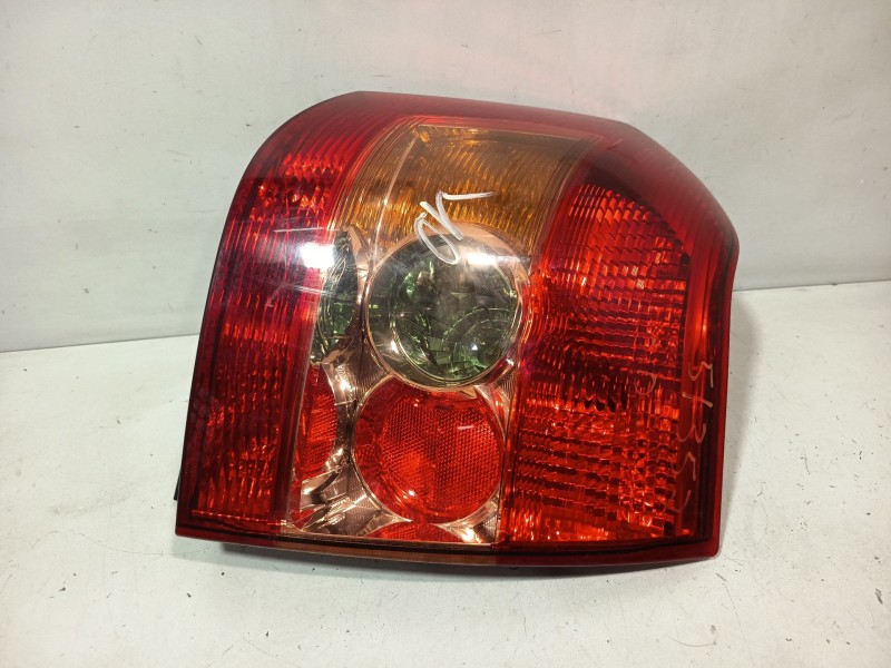 Recambio de piloto trasero derecho para toyota corolla (_e12_) 2.0 d-4d (cde120r_, cde120l_) referencia OEM IAM 8155102300  