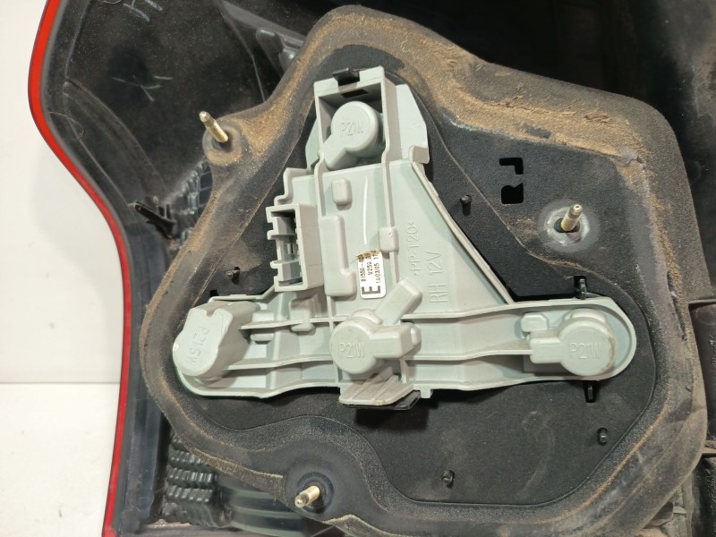 Recambio de piloto trasero derecho para toyota corolla (_e12_) 2.0 d-4d (cde120r_, cde120l_) referencia OEM IAM 8155102300  