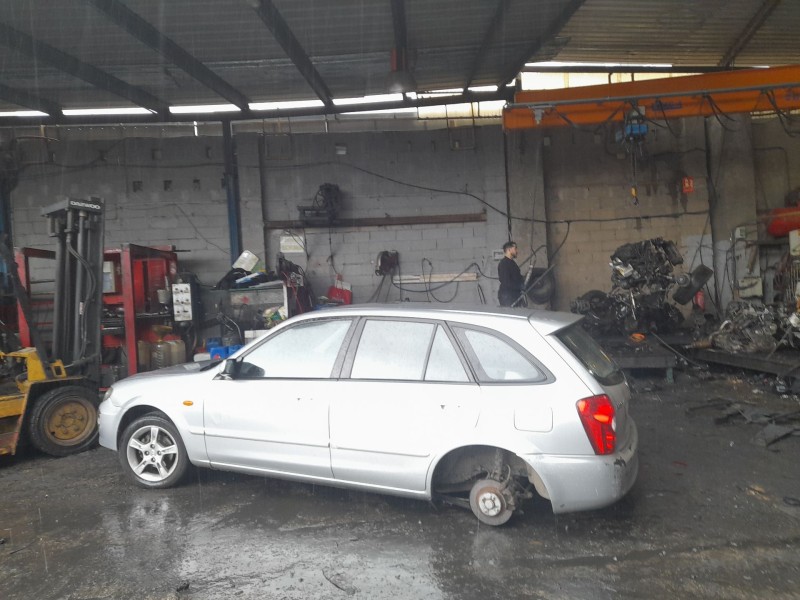 mazda 323 f vi hatchback (bj) del año 2003