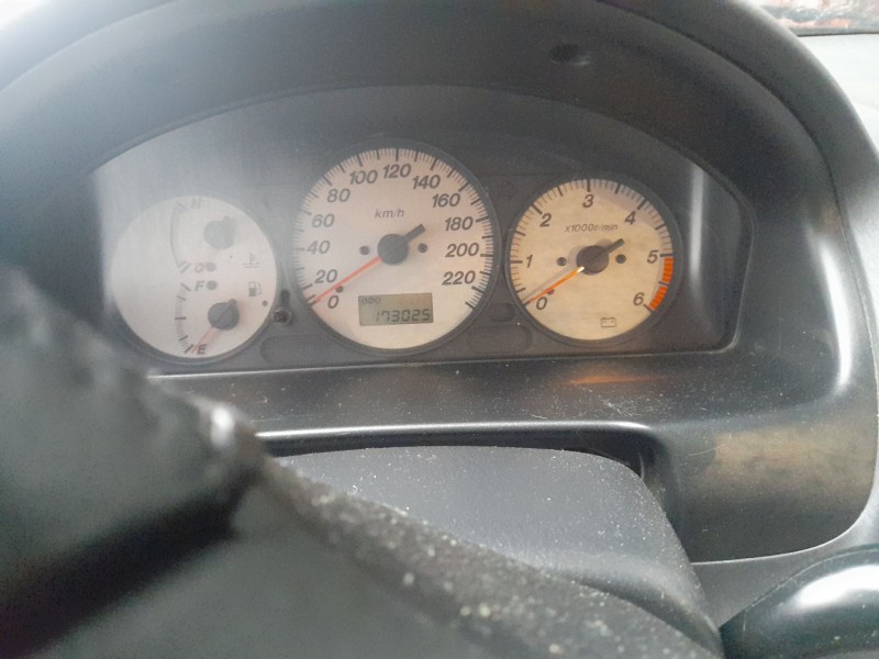 mazda 323 f vi hatchback (bj) del año 2003