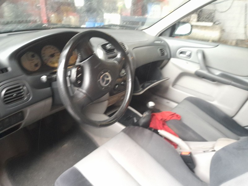 mazda 323 f vi hatchback (bj) del año 2003