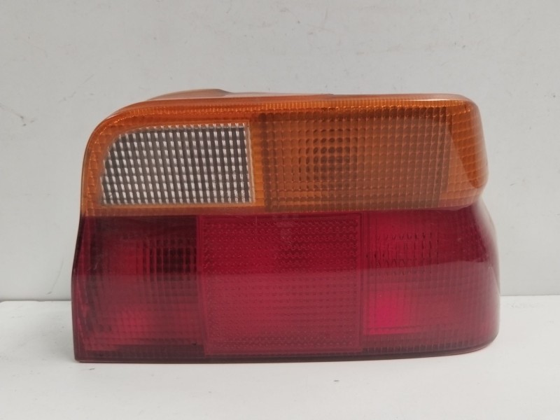 Recambio de piloto trasero derecho para ford escort berl./turn./cab./express básico berlina referencia OEM IAM 6139656  