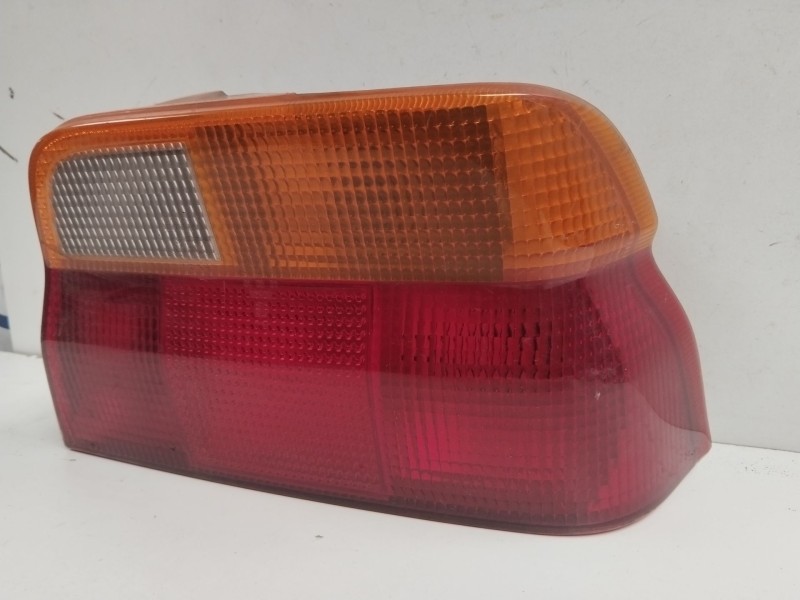 Recambio de piloto trasero derecho para ford escort berl./turn./cab./express básico berlina referencia OEM IAM 6139656  