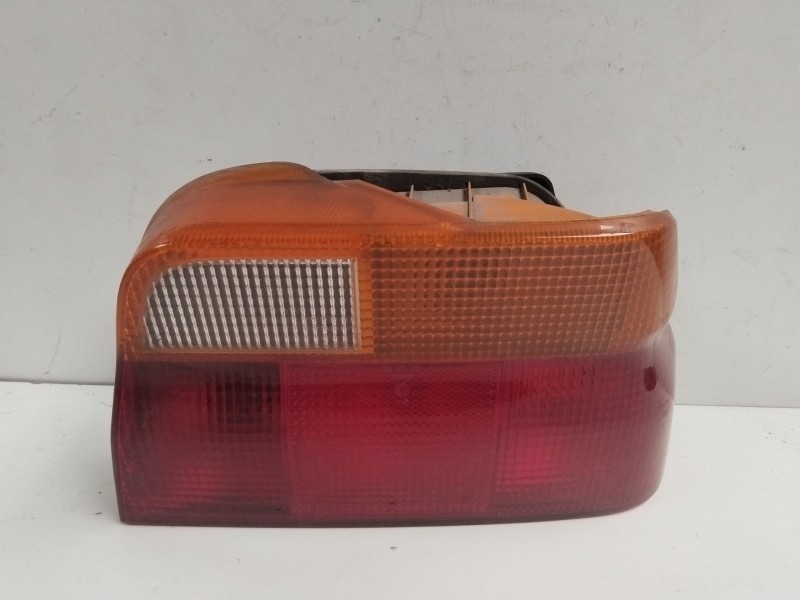 Recambio de piloto trasero derecho para ford escort berl./turn./cab./express básico berlina referencia OEM IAM 6139656  