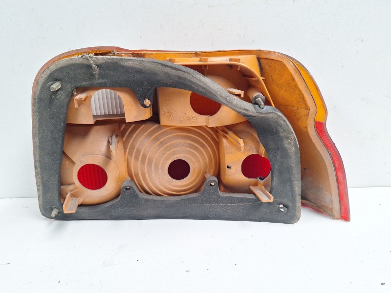 Recambio de piloto trasero izquierdo para ford orion celebration referencia OEM IAM 1052429  