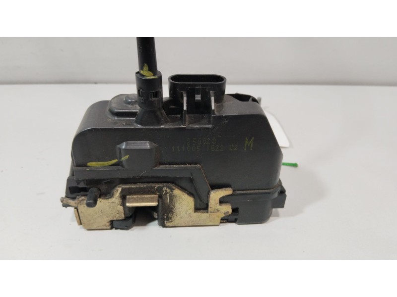 Recambio de cerradura puerta trasera derecha para nissan primera berlina (p12) visia referencia OEM IAM 82500AV60B  