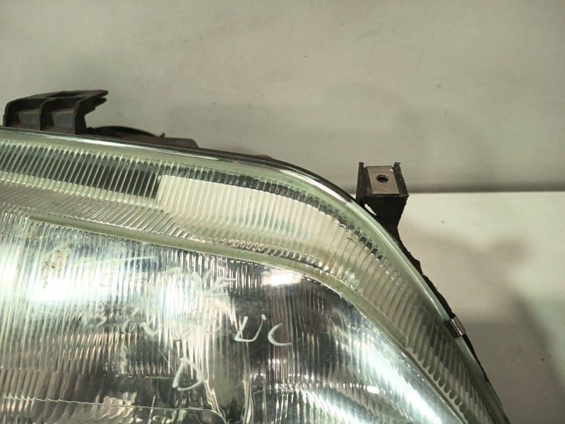 Recambio de faro derecho para renault megane i berlina hatchback (ba0) 1.9 dti alize referencia OEM IAM 7701040683  
