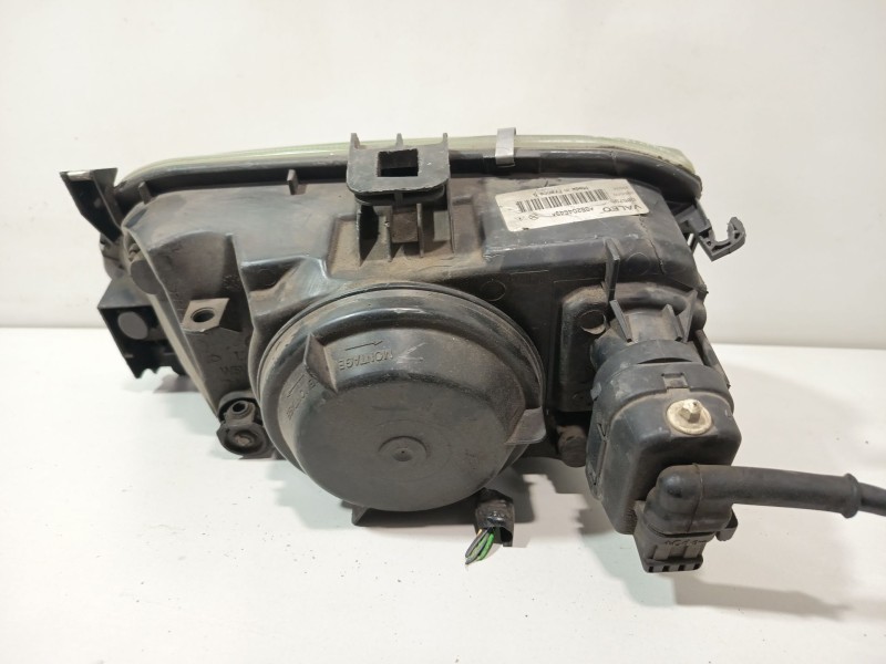 Recambio de faro derecho para renault megane i berlina hatchback (ba0) 1.9 dti alize referencia OEM IAM 7701040683  